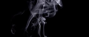 Ağır çekimde soyut beyaz duman. Duman, arka planda soğuk sis bulutu. Işık, beyaz, sis, bulut, siyah arkaplan, 4k