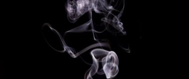 Ağır çekimde soyut beyaz duman. Duman, arka planda soğuk sis bulutu. Işık, beyaz, sis, bulut, siyah arkaplan, 4k