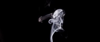 Ağır çekimde soyut beyaz duman. Duman, arka planda soğuk sis bulutu. Işık, beyaz, sis, bulut, siyah arkaplan, 4k