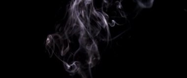 Ağır çekimde soyut beyaz duman. Duman, arka planda soğuk sis bulutu. Işık, beyaz, sis, bulut, siyah arkaplan, 4k