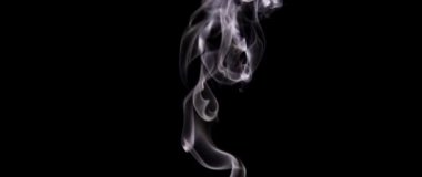 Ağır çekimde soyut beyaz duman. Duman, arka planda soğuk sis bulutu. Işık, beyaz, sis, bulut, siyah arkaplan, 4k