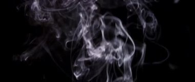 Ağır çekimde soyut beyaz duman. Duman, arka planda soğuk sis bulutu. Işık, beyaz, sis, bulut, siyah arkaplan, 4k