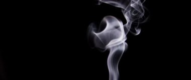 Ağır çekimde soyut beyaz duman. Duman, arka planda soğuk sis bulutu. Işık, beyaz, sis, bulut, siyah arkaplan, 4k