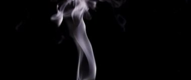 Ağır çekimde soyut beyaz duman. Duman, arka planda soğuk sis bulutu. Işık, beyaz, sis, bulut, siyah arkaplan, 4k