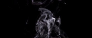 Ağır çekimde soyut beyaz duman. Duman, arka planda soğuk sis bulutu. Işık, beyaz, sis, bulut, siyah arkaplan, 4k