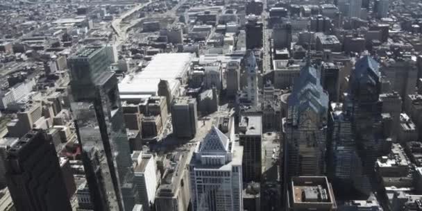 Stadsreflectie op de ramen van de wolkenkrabber. Innovatief, drone. — Stockvideo