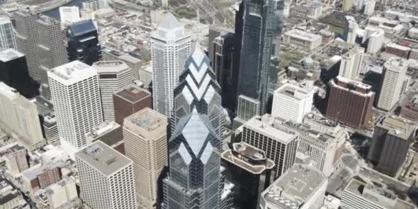 Stadsreflectie op de ramen van de wolkenkrabber. Innovatief, drone. — Stockvideo