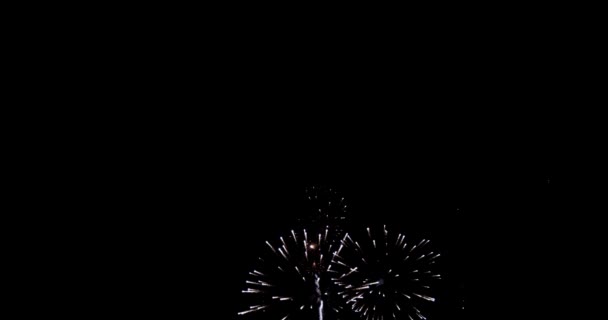 4K. Abstrakte Verschwommenheit von echtem goldglänzendem Feuerwerk mit Bokeh-Lichtern — Stockvideo