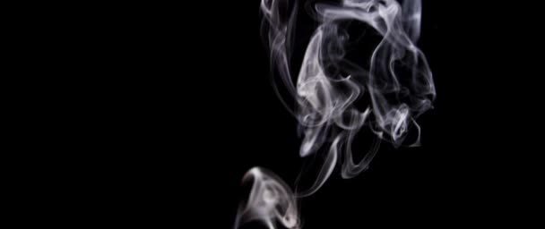 Абстрактный белый дым в замедленной съемке. Дым, холодный туман на светлом точечном фоне. Свет, белый, туман, облако, черный фон, 4k — стоковое видео