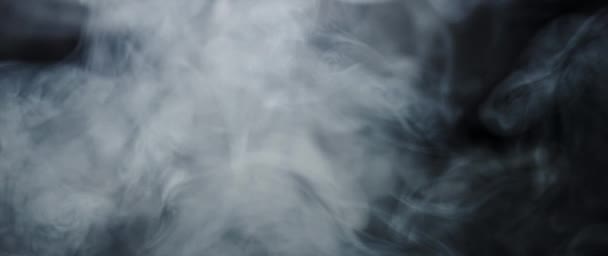 Astratto fumo bianco al rallentatore. Smoke, Nuvola di nebbia fredda sullo sfondo del punto luce. Luce, bianco, nebbia, nube, sfondo nero, 4k — Video Stock