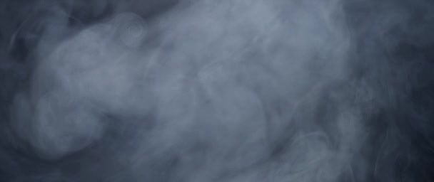 Abstrakter weißer Rauch in Zeitlupe. Rauch, eine Wolke kalten Nebels vor hellem Hintergrund. Licht, Weiß, Nebel, Wolke, schwarzer Hintergrund, 4k — Stockvideo