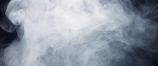 Astratto fumo bianco al rallentatore. Smoke, Nuvola di nebbia fredda sullo sfondo del punto luce. Luce, bianco, nebbia, nube, sfondo nero, 4k — Video Stock