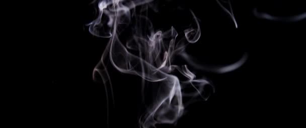 Abstracte witte rook in slow motion. Rook, Wolk van koude mist op lichte plek achtergrond. Licht, wit, mist, wolk, zwarte achtergrond, 4k — Stockvideo