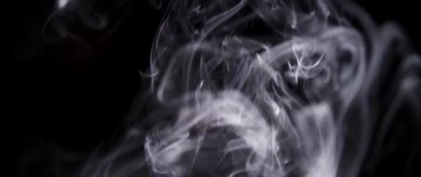 Abstracte witte rook in slow motion. Rook, Wolk van koude mist op lichte plek achtergrond. Licht, wit, mist, wolk, zwarte achtergrond, 4k — Stockvideo