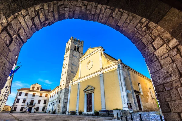 Motovun Kerk Oude Stad Schilderachtig Uitzicht Het Plein Van Oude — Stockfoto