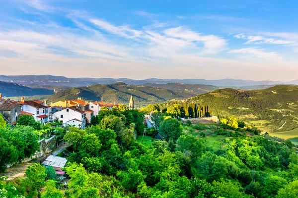 Motovun 风景伊斯特拉克罗地亚 鸟瞰在 Motovun 镇在伊斯特拉地区 著名的旅游地方在克罗地亚 — 图库照片