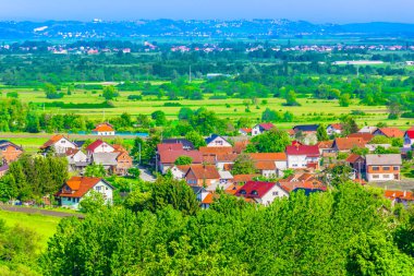 Varazdin manzara pitoresk görünümü. / Varazdin kasabasının banliyösündeki renkli köyde havadan manzara, Kuzey Hırvatistan manzarası.