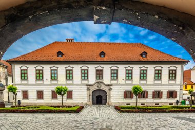 Varazdin eski mimarisi manzara. / Varazdin şehir merkezindeki tarihi binalarda manzara manzarası, Hırvatistan' ın ünlü seyahat yeri, Avrupa.