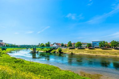 Nehir manzara Karlovac sahne. / Karlovac şehirdeki mermer nehir, ilkbaharda merkezi Hırvatistan, Europe doğal manzaraya.