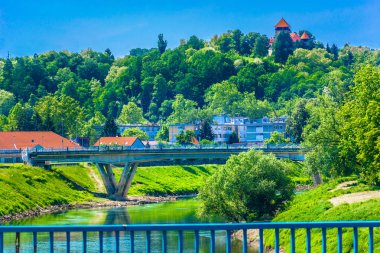 Karlovac kale Köprüsü sahne. / Renkli bahar sahne Karlovac şehirde merkezi Hırvatistan doğal manzaraya. 