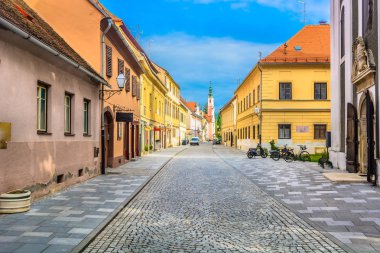 Varaždin sokak Barok kasaba. / Varaždin, Hırvatistan, Europe eski başkenti eski Barok Street doğal görünümü. 