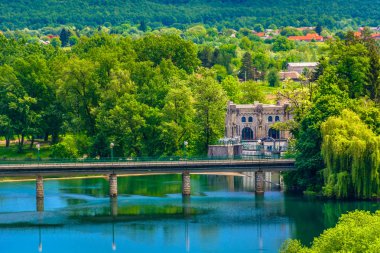Nehir Kupa hava doğa. / Eski Hırvat şehir Ozalj, Hırvat tarihi yerler kalede, havadan görünümü. 