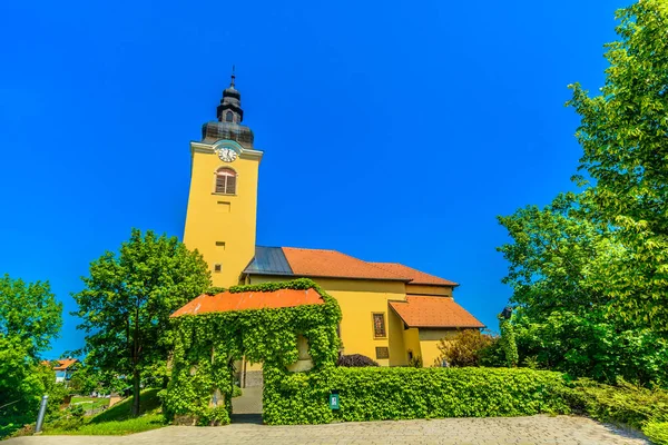 Ozalj Kościół Landmark Chorwacja Malowniczy Widok Kolorowy Kościół Miasto Ozalj — Zdjęcie stockowe