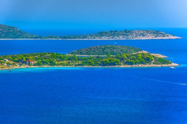 Hırvatistan Adası Deniz Drvenik. / Gök olayları görüntülemek küçük pitoresk Adası Drvenik Dalmaçya bölge, Hırvatistan, yaz aylarında seyahat yerler.