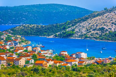 Vinisce defne Dalmaçya Hırvatistan. / Pitoresk Vinisce doğal manzaraya yerleştirmek Dalmaçya bölgede Hırvatistan Akdeniz.