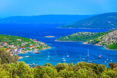 Vinisce defne hava manzara. / Bölgedeki Dalmaçya, Hırvatistan Avrupa şaşırtıcı mavi Vinisce koyunda doğal görünümü.