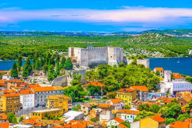 Sibenik fort saint Mihovil. / Unesco Dünya Mirası Sibenik, Hırvatistan Europe eski kalede, havadan görünümü. 