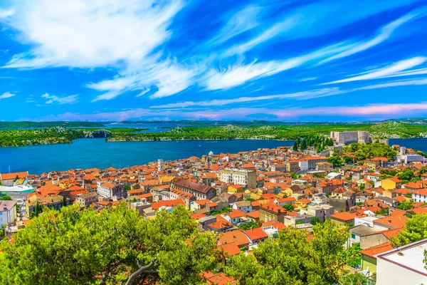 Sibenik cityscape renkli mimarisi. / Eski Şehir Sibenik, Unesco Dünya Mirası bölgedeki Dalmaçya, Hırvatistan ünlü cityscape, havadan görünümü.