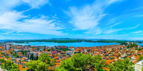 シベニク市街のパノラマ風景 ダルマチア地域 クロアチア ヨーロッパのシベニクの町のカラフルな町並みのパノラマ — ストック写真