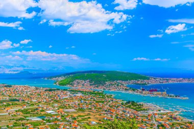 Trogir Ciovo hava manzara. / Yaz aylarında, Peyzaj sahne Hırvatistan, Europe Trogir Riviera adlı havadan görünümü.