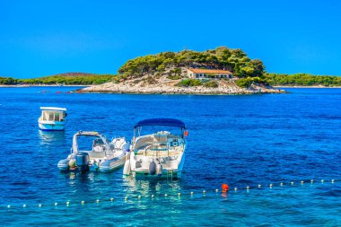 Paklinski Adası Hvar kıyı şeridi. / Hvar Adası mermer mavi deniz, yaz mevsiminde Avrupa, Hırvatistan doğal manzaraya. 