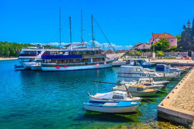 Hvar marina yaz manzara. / Starigrad antik Roma kenti, Hvar Adası Turizm tesisi Mermer Marina'da doğal görünümü. 