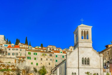Sibenik mimari ortaçağ doğal. / Ortaçağ ünlü geleneksel mimarisi Sibenik Town, Dalmaçya Hırvatistan doğal manzaraya. 
