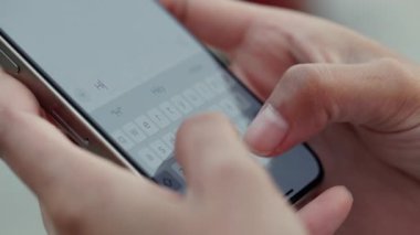 Kadın eli görüntüsü erkek arkadaşa dışarıdaki akıllı telefondan mesaj yazıyor. Kadın parmakları sohbette metin yazarak sokak kapanışında sanal klavyeyle cep telefonu ekranına dokunuyor.