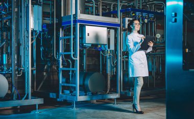 modern bir fabrika işçisi