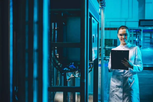 Trabajador de fábrica moderno — Foto de Stock