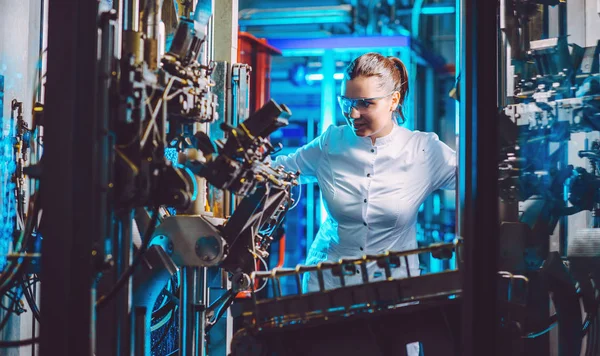 Trabajador de fábrica moderno — Foto de Stock