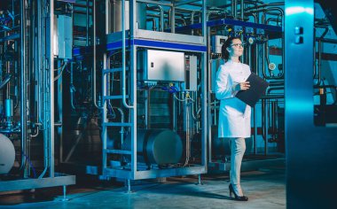 modern bir fabrika işçisi