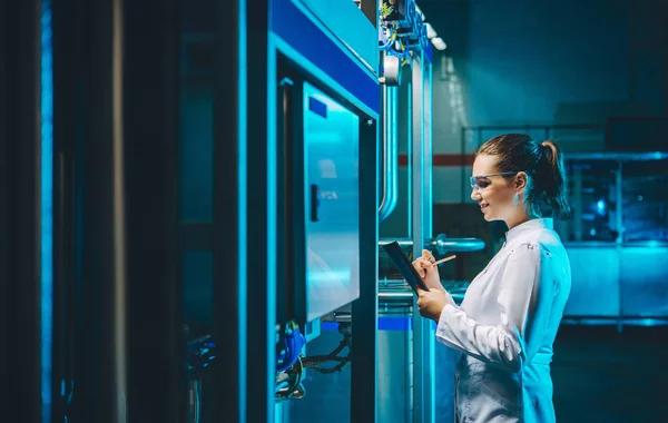 Trabajador de fábrica moderno — Foto de Stock