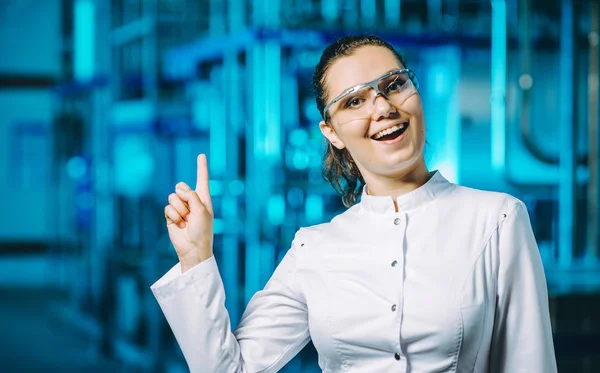 Trabajador de fábrica moderno — Foto de Stock