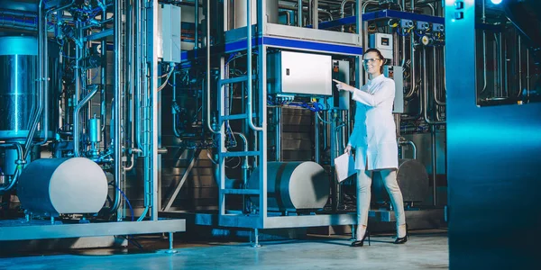 Trabajador de fábrica moderno — Foto de Stock