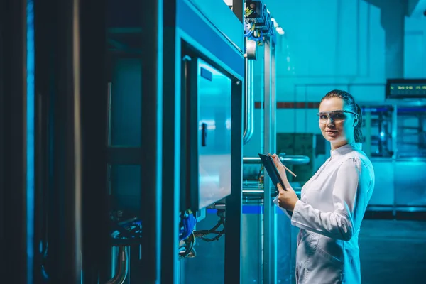 Trabajador de fábrica moderno — Foto de Stock