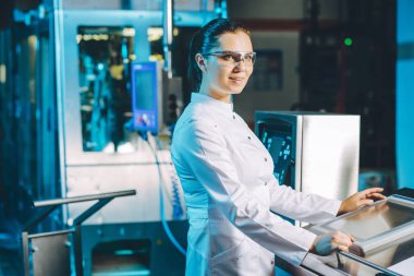 modern fabrika işçisi teknoloji mavi süt üretimi