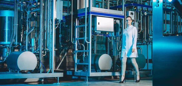 modern bir fabrika işçisi