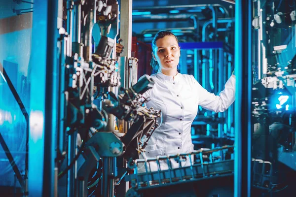 Trabajador de fábrica moderno — Foto de Stock