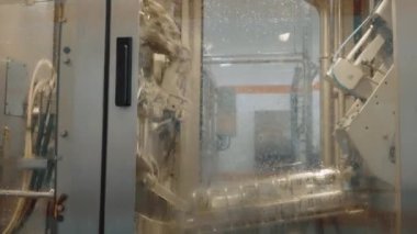 modern bir fabrika işçisi